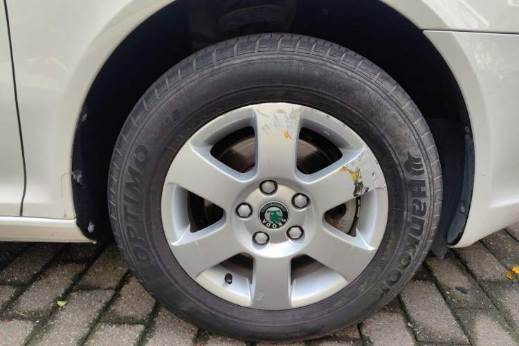 Used Skoda Octavia 2013 1.6L Automatic Elegance Edition Right Front Wheel Hub