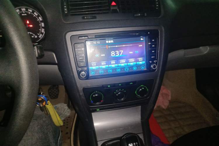 Used Skoda Octavia 2013 1.6L Manual Eado Edition Audio And AC Panel