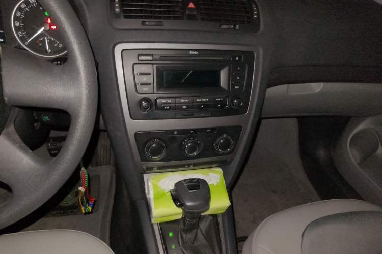 Used Skoda Octavia 2013 2.0L Automatic Yijie Edition Audio And AC Panel