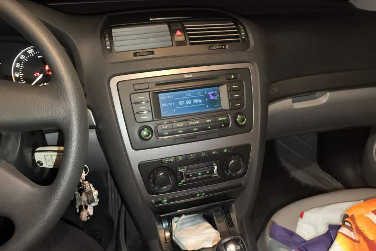 Used Skoda Octavia 2013 1.6L Manual Yijun Edition Audio And AC Panel