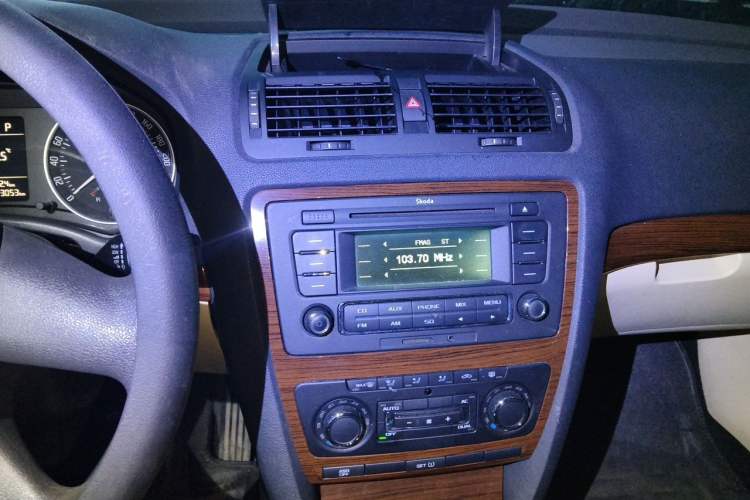 Used Skoda Octavia 2013 1.6L Automatic Yijun Edition Audio And AC Panel