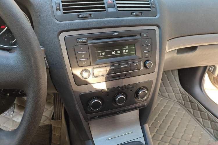 Used Skoda Octavia 2013 1.6L Manual Yijie Edition Audio And AC Panel