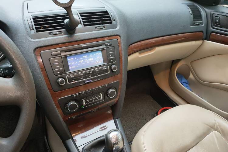 Used Skoda Octavia 2013 1.6L Manual Yijun Edition Audio And AC Panel