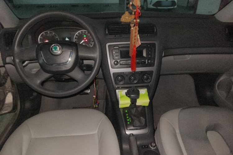 Used Skoda Octavia 2013 2.0L Automatic Yijie Edition Center Console