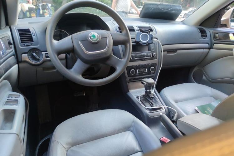 Used Skoda Octavia 2013 1.6L Automatic Yijun Edition Center Console