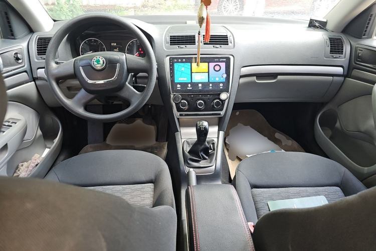 Used Skoda Octavia 2013 1.6L Manual Eado Edition Center Console