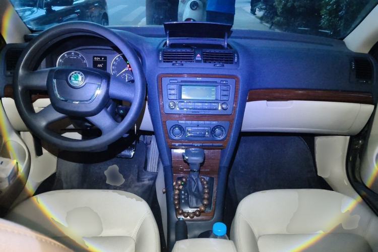 Used Skoda Octavia 2013 1.6L Automatic Yijun Edition Center Console