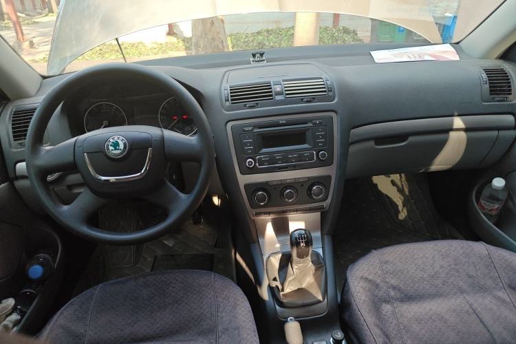 Used Skoda Octavia 2013 1.6L Manual Yijie Edition Center Console