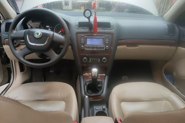 Used Skoda Octavia 2013 1.6L Manual Yijun Edition Center Console