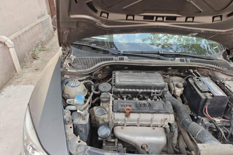 Used Skoda Octavia 2013 1.6L Manual Yijie Edition Engine Bay Right