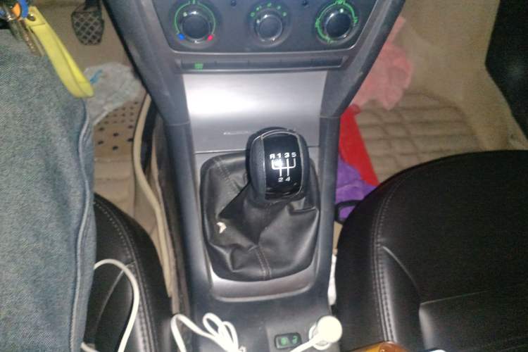Used Skoda Octavia 2013 1.6L Manual Eado Edition Gear Lever