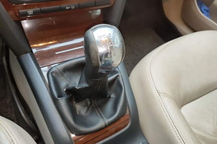 Used Skoda Octavia 2013 1.6L Manual Yijun Edition Gear Lever