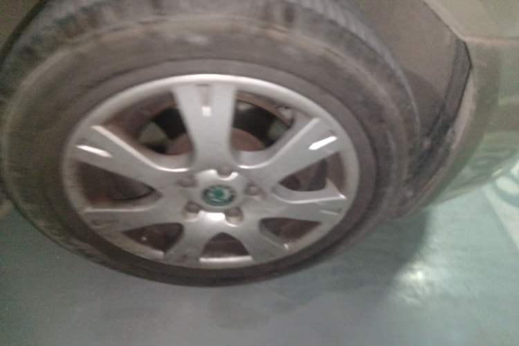 Used Skoda Octavia 2013 1.6L Manual Eado Edition Right Front Wheel Hub