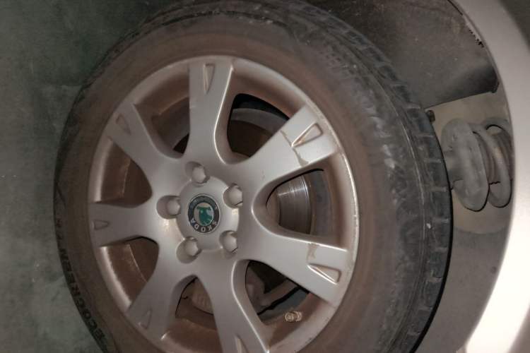 Used Skoda Octavia 2013 2.0L Automatic Yijie Edition Right Front Wheel Hub