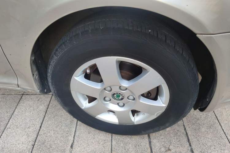 Used Skoda Octavia 2013 1.6L Automatic Yijun Edition Right Front Wheel Hub