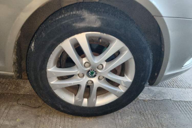 Used Skoda Octavia 2013 1.6L Automatic Yijun Edition Right Front Wheel Hub