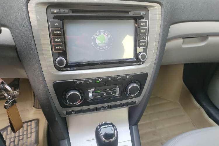 Used Skoda Octavia 2014 1.6L Automatic Yijun Edition Audio And AC Panel