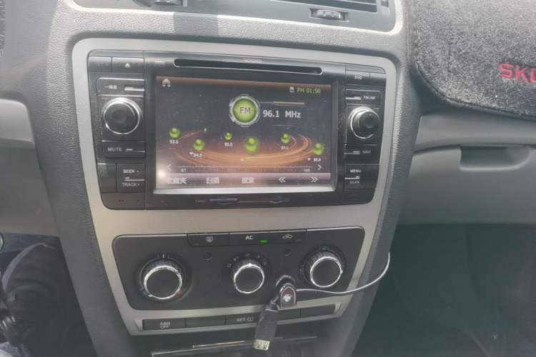Used Skoda Octavia 2014 1.6L Manual Yijie Edition Audio And AC Panel