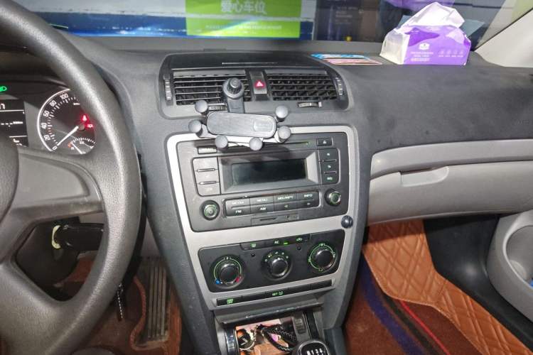 Used Skoda Octavia 2014 1.6L Manual Yijie Edition Audio And AC Panel