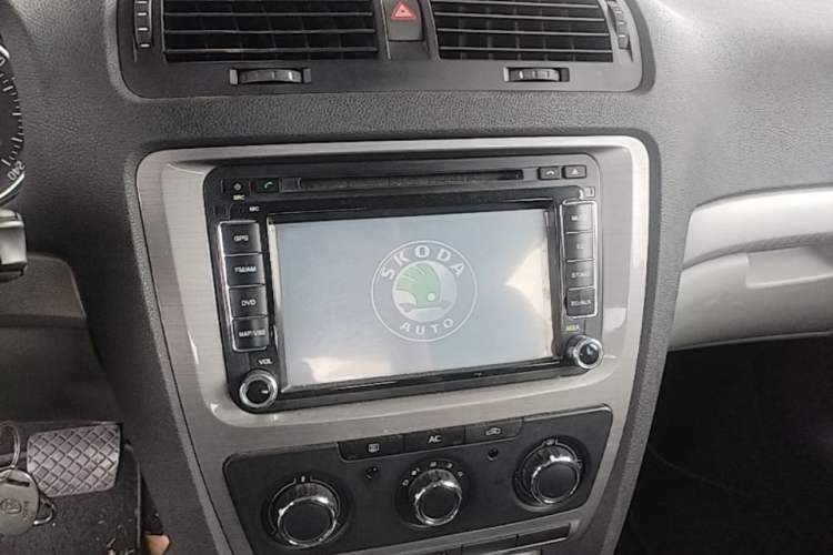 Used Skoda Octavia 2014 1.6L Automatic Yijie Edition Audio And AC Panel