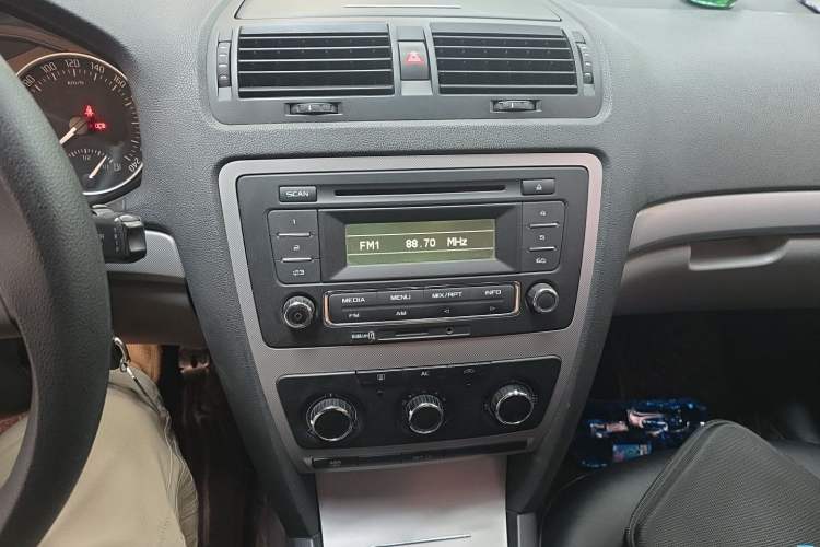 Used Skoda Octavia 2014 1.6L Manual Yijie Edition Audio And AC Panel