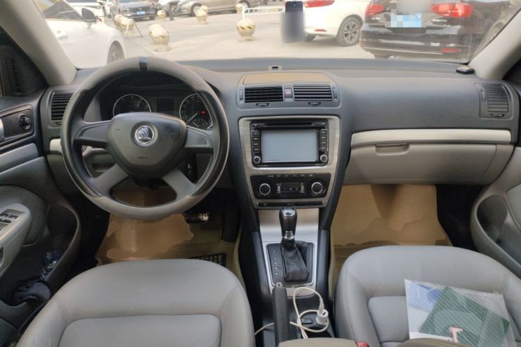 Used Skoda Octavia 2014 1.6L Automatic Yijun Edition Center Console