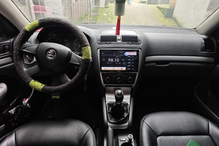 Used Skoda Octavia 2014 1.6L Manual Yijie Edition Center Console