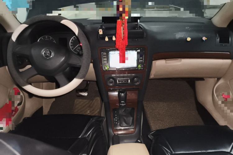 Used Skoda Octavia 2014 1.6L Automatic Yijun Edition Center Console