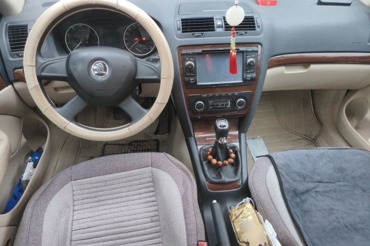 Used Skoda Octavia 2014 1.6L Manual Yijun Edition Center Console
