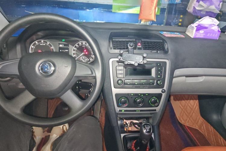 Used Skoda Octavia 2014 1.6L Manual Yijie Edition Center Console
