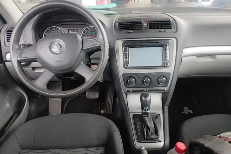 Used Skoda Octavia 2014 1.6L Automatic Yijie Edition Center Console