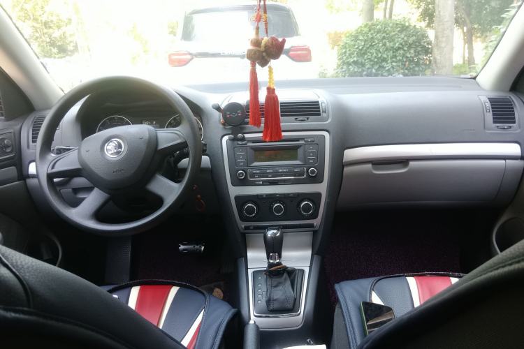 Used Skoda Octavia 2014 1.6L Automatic Yijie Edition Center Console