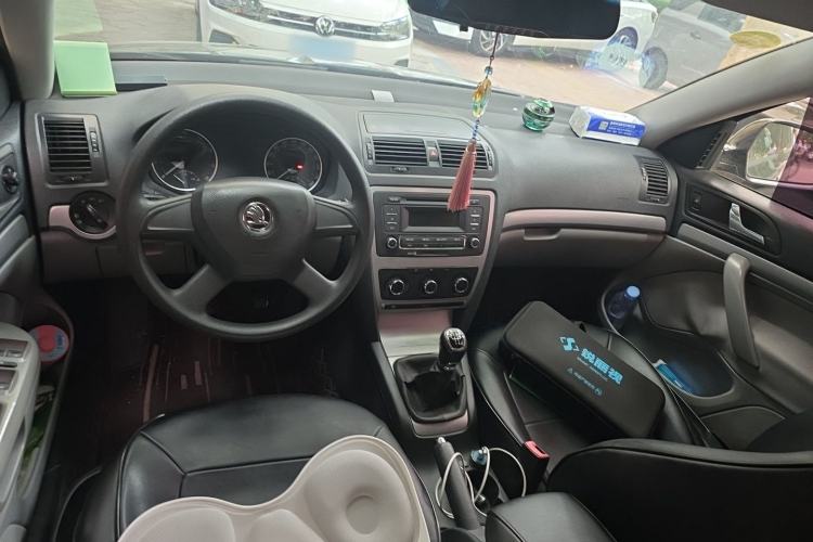 Used Skoda Octavia 2014 1.6L Manual Yijie Edition Center Console