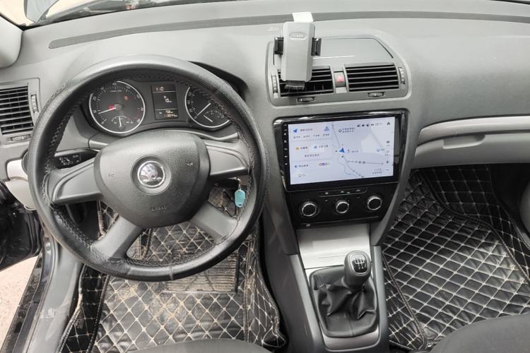 Used Skoda Octavia 2014 1.6L Manual Eado Edition Center Console