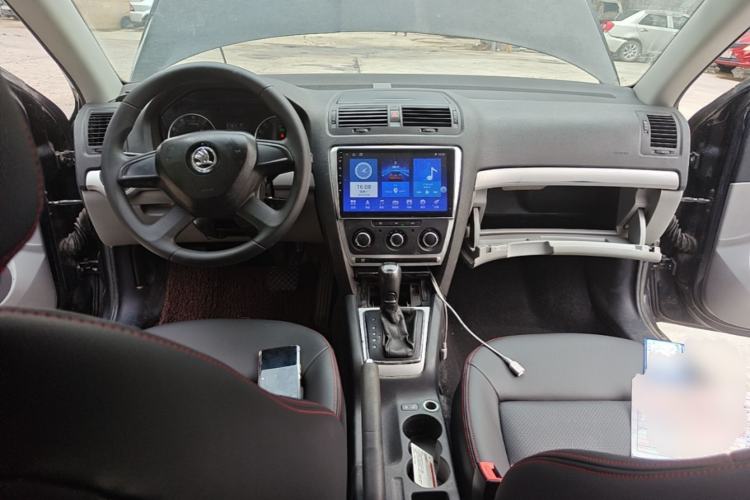 Used Skoda Octavia 2014 1.6L Automatic Yijie Edition Center Console