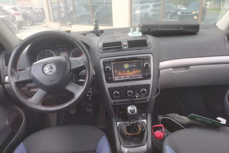 Used Skoda Octavia 2014 1.6L Manual Yijie Edition Center Console