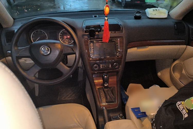 Used Skoda Octavia 2014 1.6L Automatic Yijun Edition Center Console