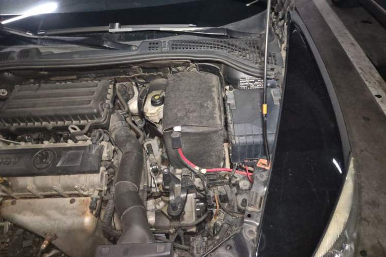Used Skoda Octavia 2014 1.6L Manual Yijie Edition Engine Bay Left