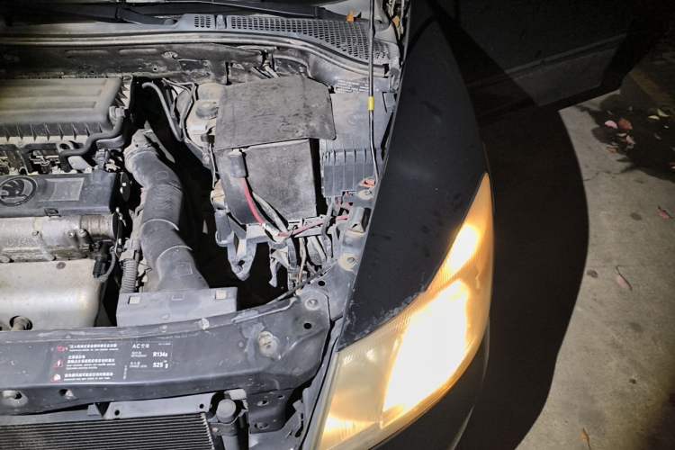 Used Skoda Octavia 2014 1.6L Automatic Yijun Edition Engine Bay Left