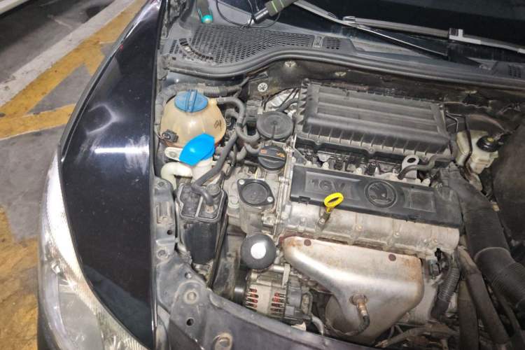 Used Skoda Octavia 2014 1.6L Manual Yijie Edition Engine Bay Right