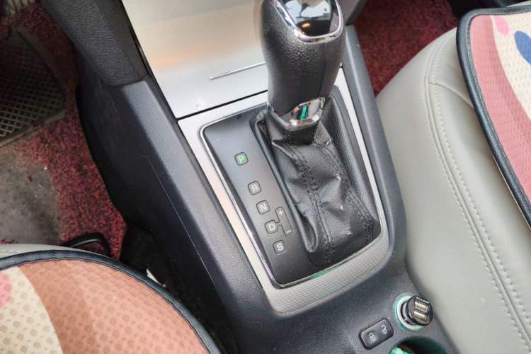 Used Skoda Octavia 2014 1.6L Automatic Yijie Edition Gear Lever