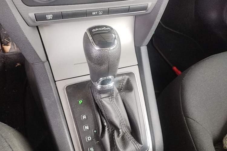 Used Skoda Octavia 2014 1.6L Automatic Yijie Edition Gear Lever