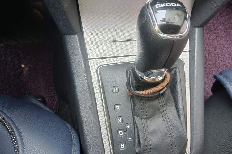 Used Skoda Octavia 2014 1.6L Automatic Yijie Edition Gear Lever