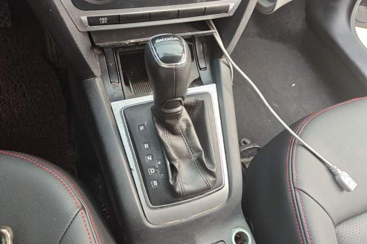 Used Skoda Octavia 2014 1.6L Automatic Yijie Edition Gear Lever