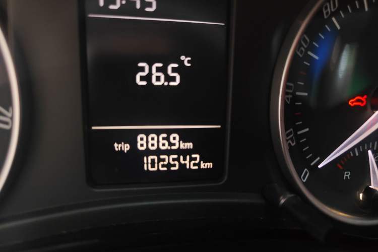 Used Skoda Octavia 2014 1.6L Manual Yijie Edition Odometer Close Up