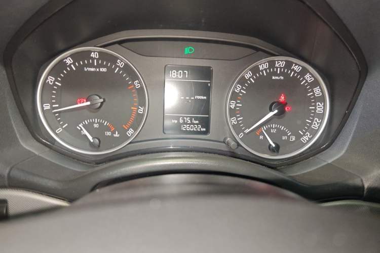 Used Skoda Octavia 2014 1.6L Manual Yijie Edition Odometer Close Up