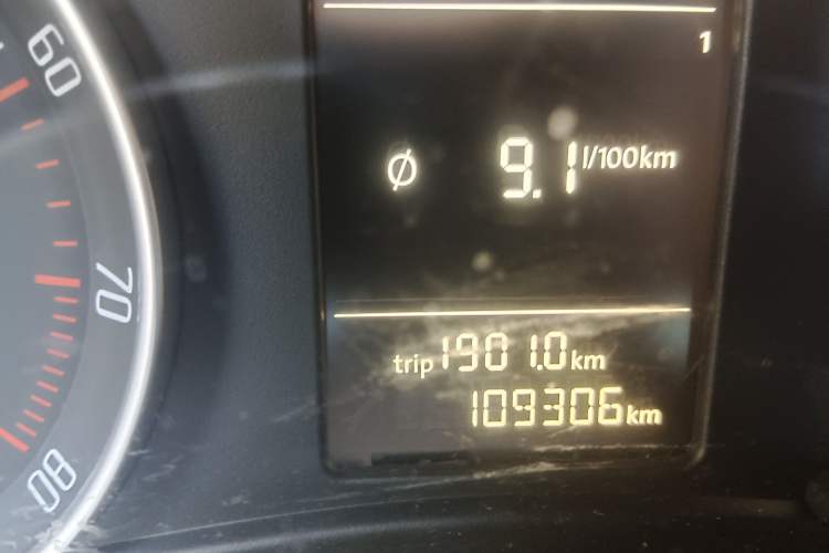 Used Skoda Octavia 2014 1.6L Automatic Yijie Edition Odometer Close Up