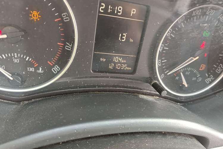 Used Skoda Octavia 2014 1.6L Automatic Yijie Edition Odometer Close Up