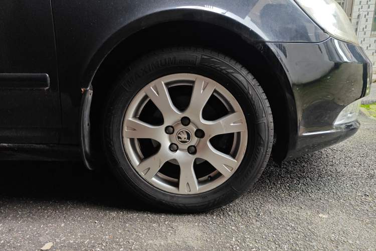 Used Skoda Octavia 2014 1.6L Manual Yijie Edition Right Front Wheel Hub