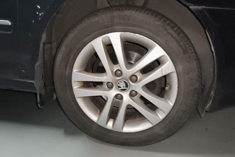 Used Skoda Octavia 2014 1.6L Automatic Yijun Edition Right Front Wheel Hub